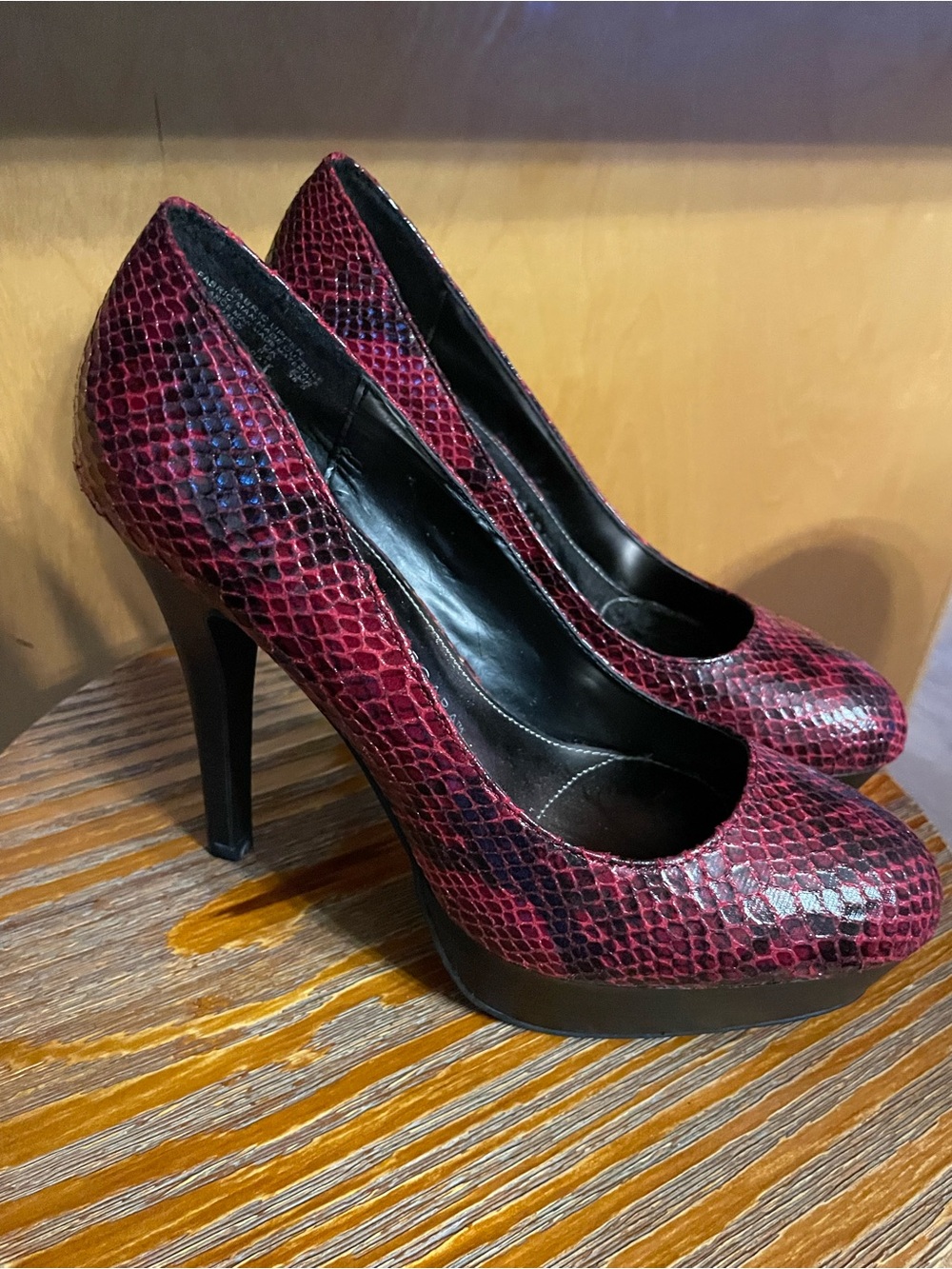 sofia by sofia vergara Red Snake-Print platform Pumps - Picture 2 of 7